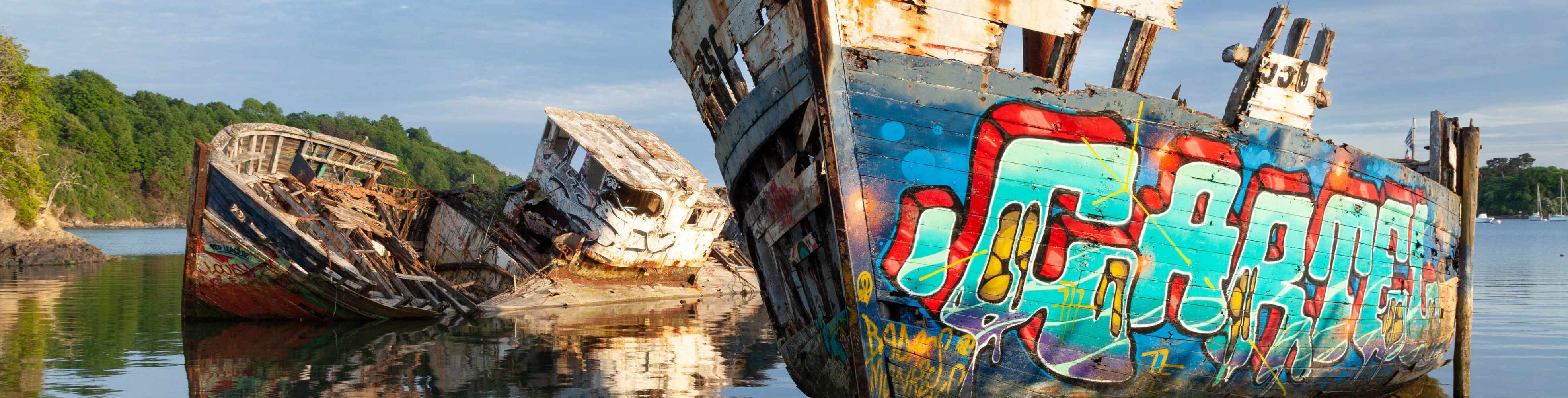 l'art est partout , graffitis sur des épaves rouillées a saint-malo